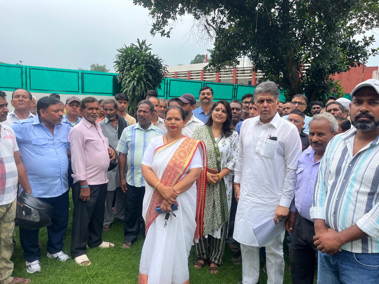 Kamlesh Banarasi Das, former Mayor Chandigarh and Member, AICC, along with Shahpur colony residents met Chandigarh's successful and progressive MP Mr. Manish Tiwari at his residence.